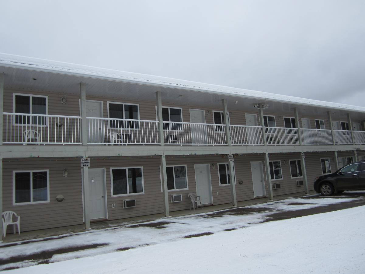 Kacee'S Northern Suites Fort Nelson Eksteriør billede